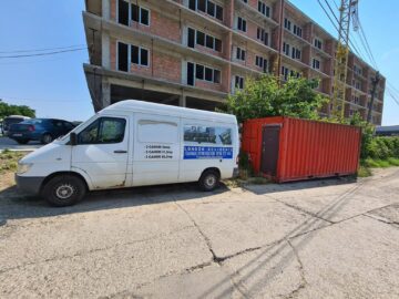 Containerul care ocupă aproximativ 1,5 metri din strada Apeductului