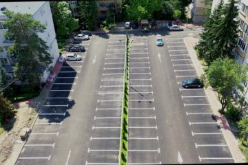 Parcare cu 100 de locuri iluminată cu led și spațiu verde pe mijloc, amenajată în zona “La Bazin” din Areni