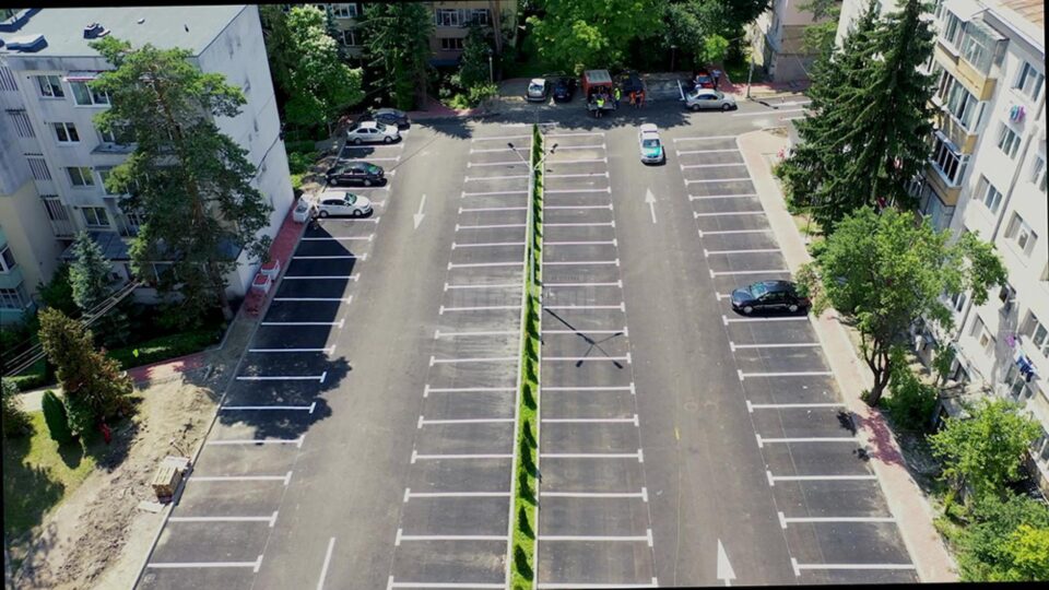 Parcare cu 100 de locuri iluminată cu led și spațiu verde pe mijloc, amenajată în zona “La Bazin” din Areni Parcare cu 100 de locuri iluminată cu led și spațiu verde pe mijloc, amenajată în zona “La Bazin” din Areni