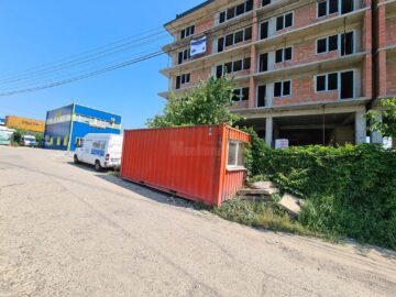 Gunoaie și deranj pe strada Apeductului din Suceava din cauza unui dezvoltator imobiliar