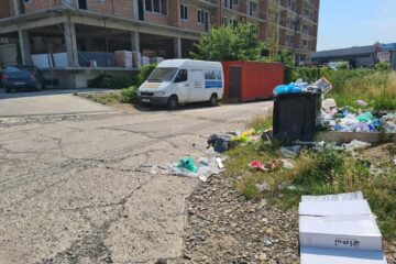 Gunoaie pe strada Apeductului din Suceava din cauza unui dezvoltator imobiliar