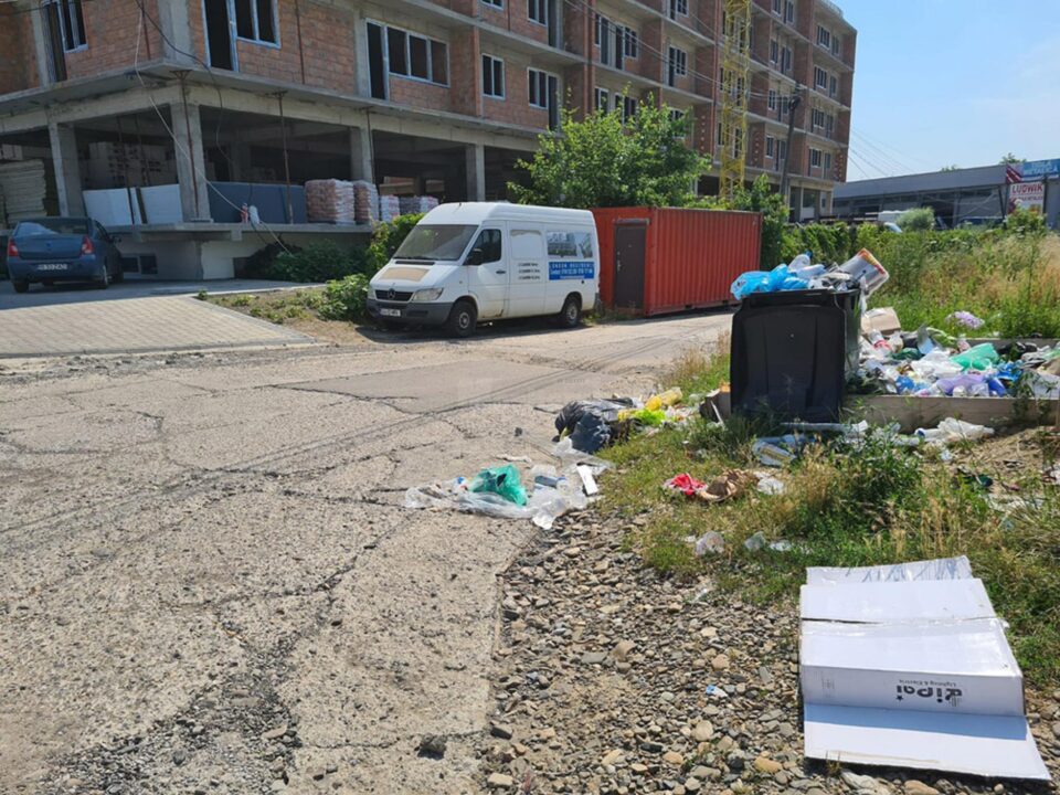 Gunoaie pe strada Apeductului din Suceava din cauza unui dezvoltator imobiliar