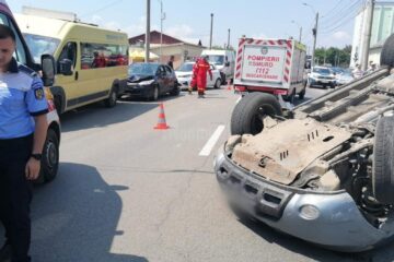 Accident cu un autoturism răsturnat la intrarea în Suceava