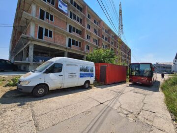 Gunoaie și deranj pe strada Apeductului din Suceava din cauza unui dezvoltator imobiliar