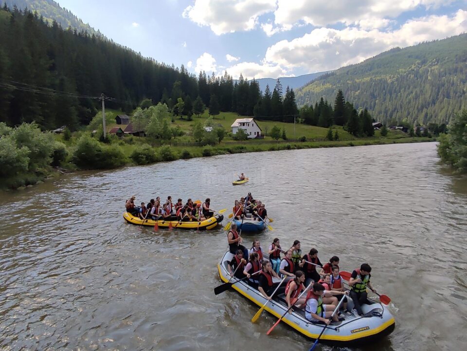 Tinerii ATOS în acțiune: rafting pe Bistrița și vizită la Biserica „Sf. Nicolae” din Broșteni, unde a învățat povestitorul Ion Creangă Tinerii ATOS în acțiune: rafting pe Bistrița și vizită la Biserica „Sf. Nicolae” din Broșteni, unde a învățat povestitorul Ion Creangă