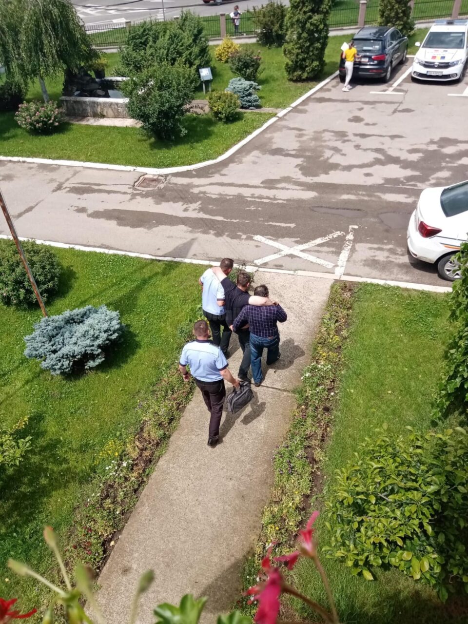 Angajatul Primăriei Șcheia a fost scos pe brațe din instituție acum câteva zile, tot după ce s-ar fi îmbătat foarte tare, în timpul programului Angajatul Primăriei Șcheia a fost scos pe brațe din instituție acum câteva zile, tot după ce s-ar fi îmbătat foarte tare, în timpul programului