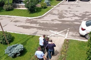 Angajatul Primăriei Șcheia a fost scos pe brațe din instituție acum câteva zile, tot după ce s-ar fi îmbătat foarte tare, în timpul programului