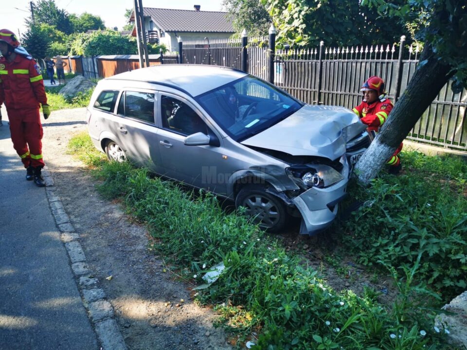 O mașină în copac, alta în decor, după un accident la Bănești