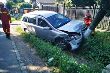 O mașină în copac, alta în decor, după un accident la Bănești