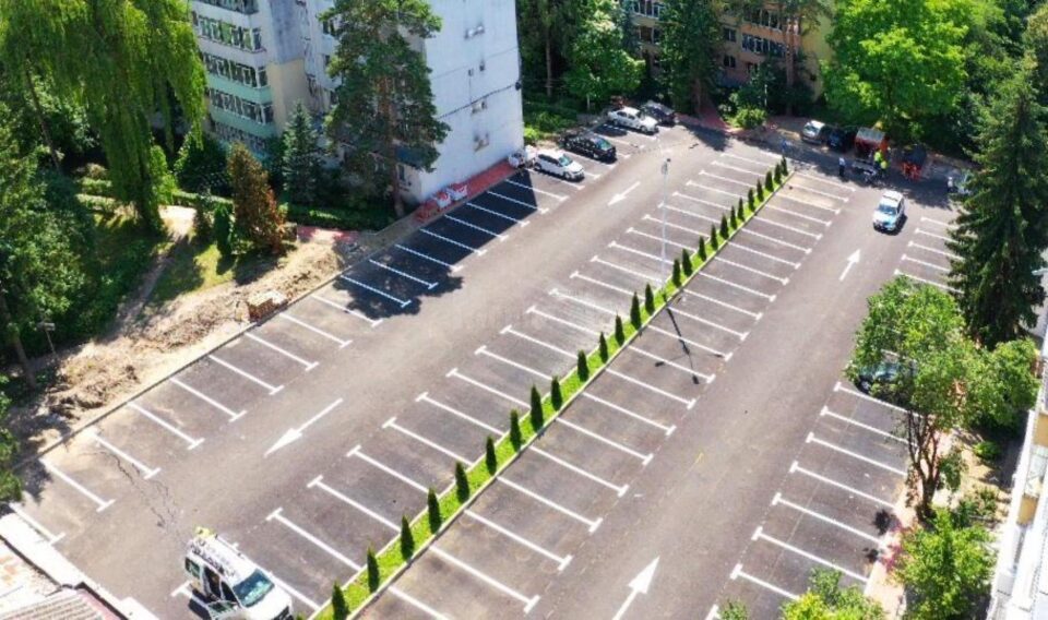 Străpungerea ar fi făcut legătura între două străzi, prin noua parcare amenajată în zona La bazin Străpungerea ar fi făcut legătura între două străzi, prin noua parcare amenajată în zona La bazin
