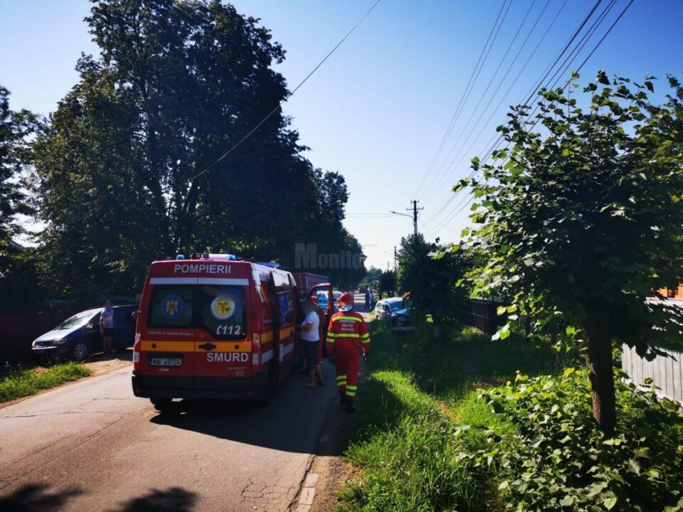 O mașină în copac, alta în decor, după un accident la Bănești