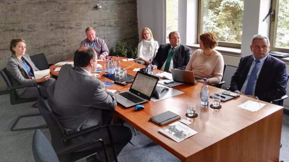 Discuții între Gheorghe Flutur și reprezentanții Tarom pentru suplimentarea zborurilor Suceava-București Discuții între Gheorghe Flutur și reprezentanții Tarom pentru suplimentarea zborurilor Suceava-București