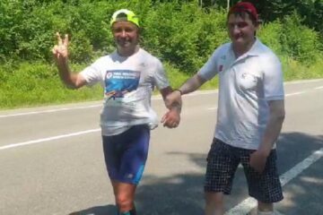 Ciprian Sfichi, alături de polițistul maratonist