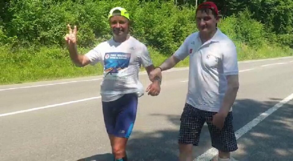 Ciprian Sfichi, alături de polițistul maratonist