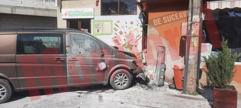 Mașina urmăritorului s-a oprit într-un zid