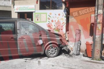 Mașina urmăritorului s-a oprit într-un zid
