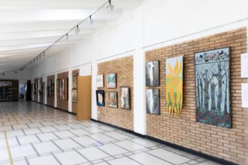 Expoziție de pictură, la Simpozionul Național al Bibliotecii USV. Foto Ema Motrescu