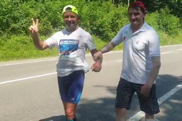 Ciprian Sfichi alături de polițistul maratonist
