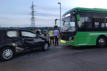 Tamponare pe drumul către Iuliua Mall, între un autobuz electric al TPL și mașina unui tânăr cu carnet luat de câteva luni