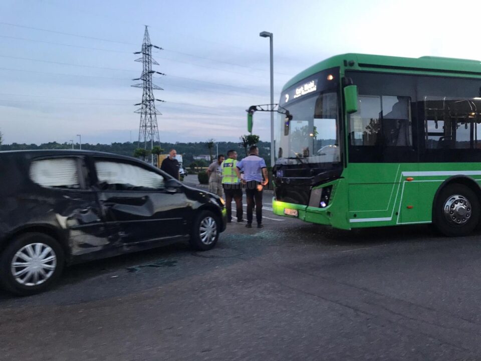 Tamponare pe drumul către Iuliua Mall, între un autobuz electric al TPL și mașina unui tânăr cu carnet luat de câteva luni
