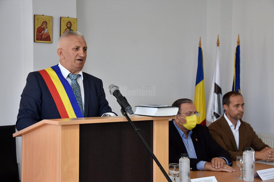 Vasiel Iliuț a depus jurământul în funcția de primar al orașului Vicovu de Sus