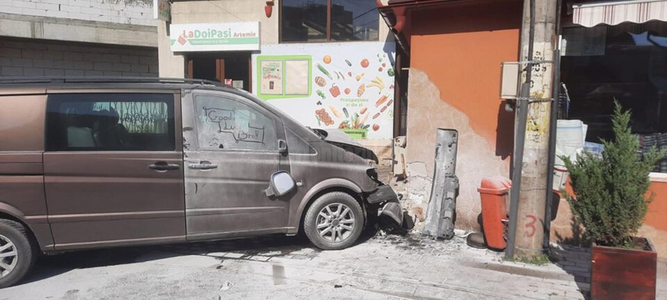 Mașina urmăritorului s-a oprit într-un zid