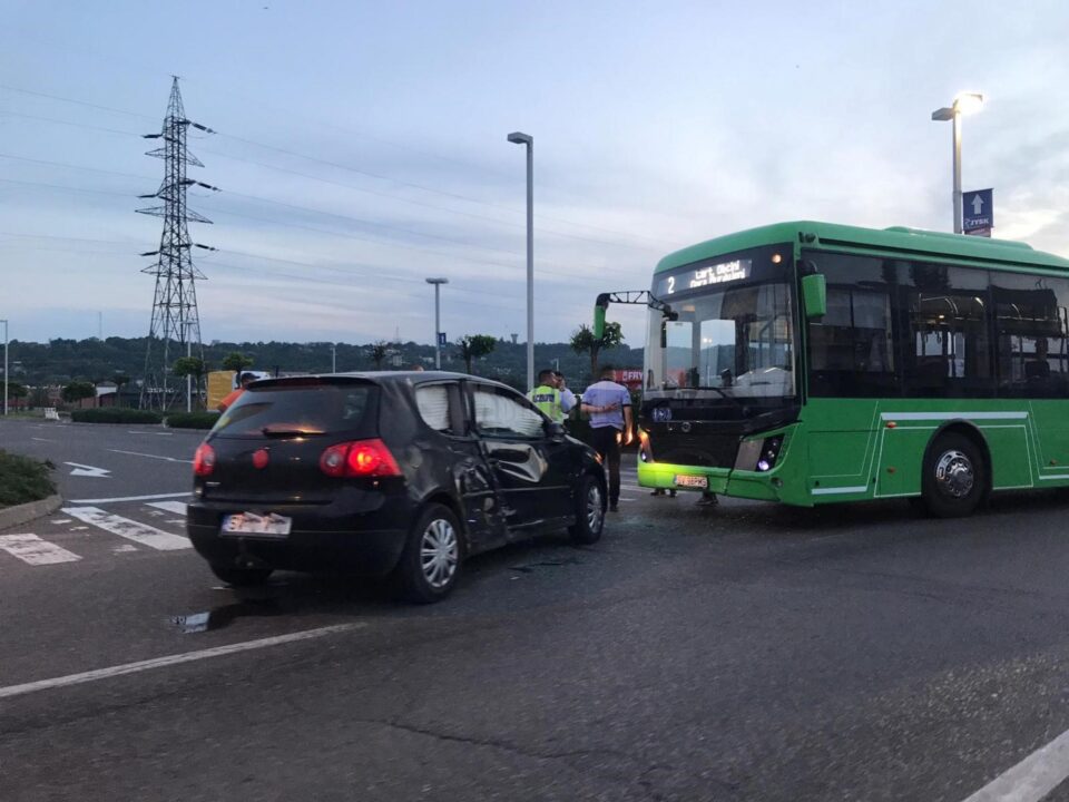 Tamponare pe drumul către Iuliua Mall, între un autobuz electric al TPL și mașina unui tânăr cu carnet luat de câteva luni 2