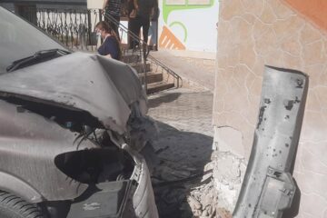Mașina urmăritorului s-a oprit într-un zid