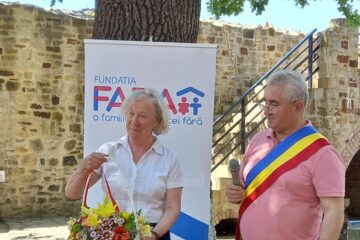 Primarul Sucevei, Ion Lungu, la înmânarea titlul de „Cetățean de onoare” președintei FARA România, Jane Nicholson