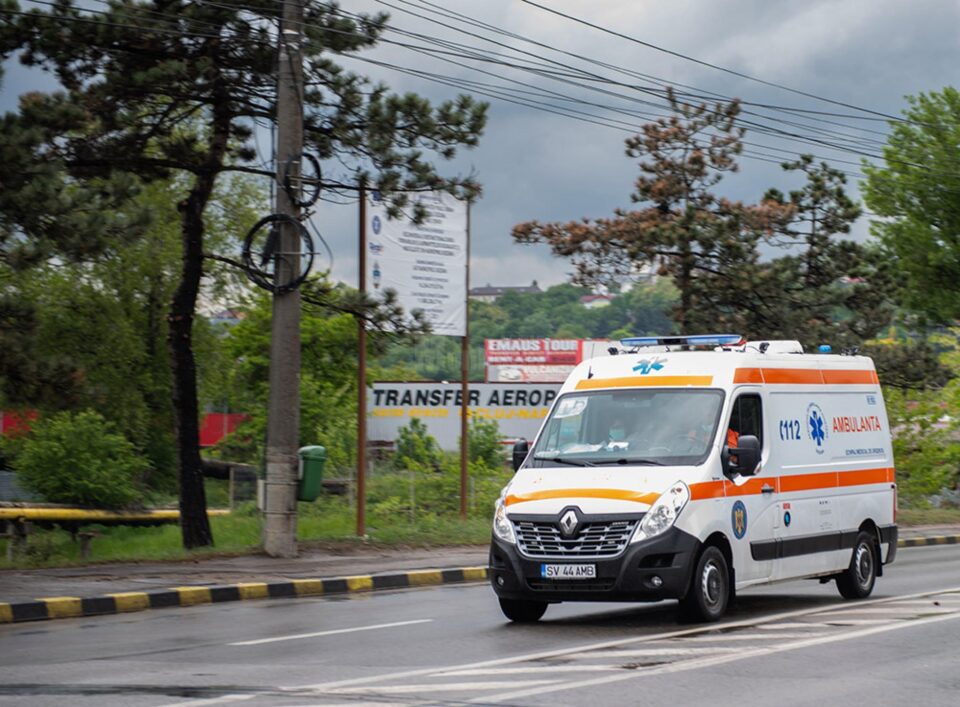 Femeia a fost preluată de o ambulanță și transportată la Spitalul Județean Suceava Femeia a fost preluată de o ambulanță și transportată la Spitalul Județean Suceava