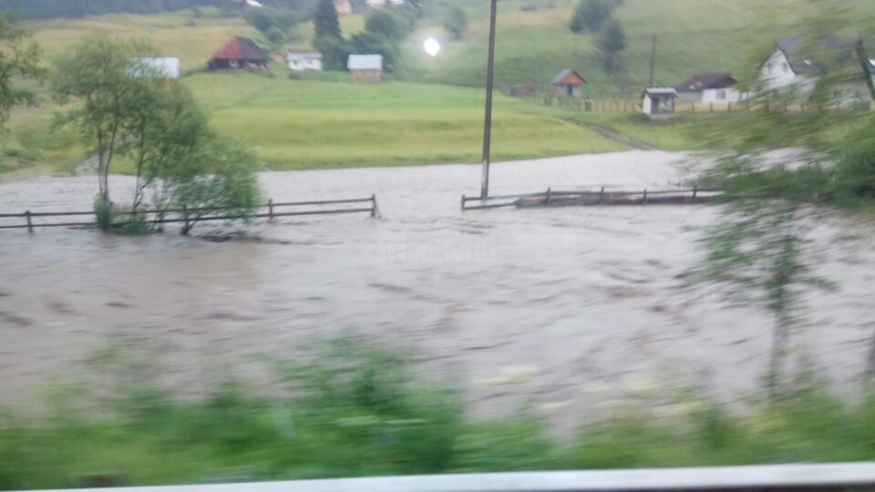 Oamenii s-au trezit cu râuri învolburate, negre de mizerii, care le trec pe la poartă sau chiar prin curte și casă 2