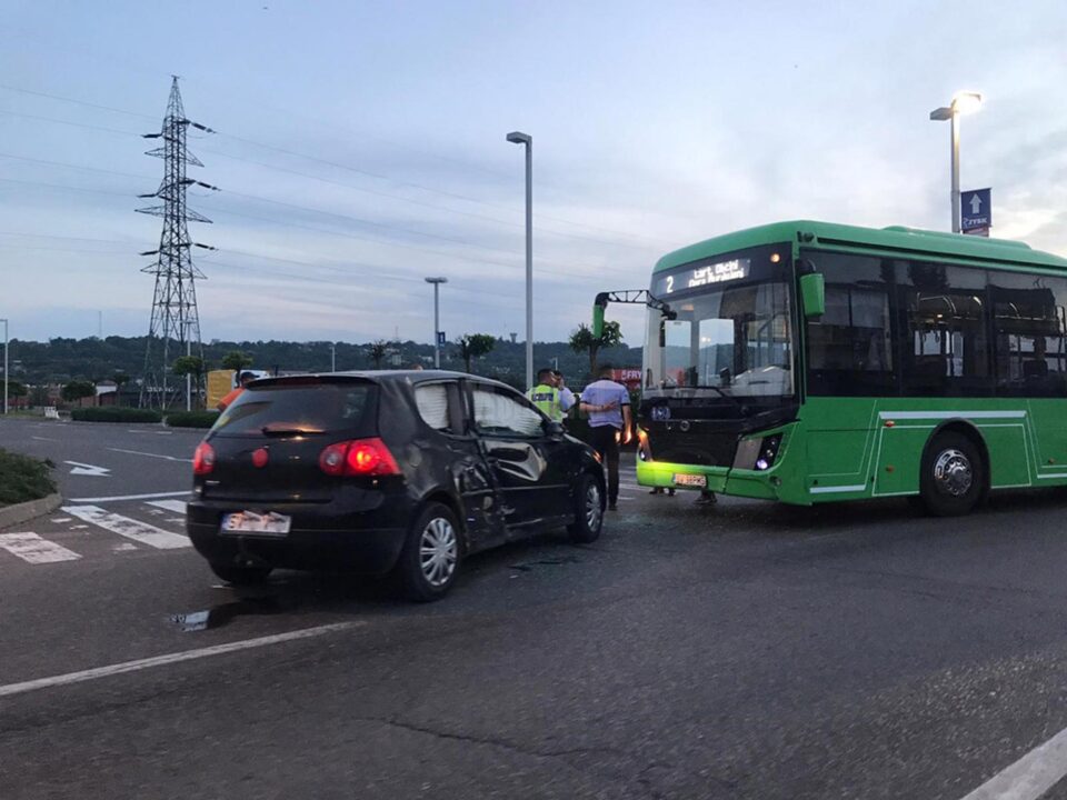 Autobuz electric al TPL, „bușit” la Mall de un puștan cu carnetul de șofer luat de câteva luni