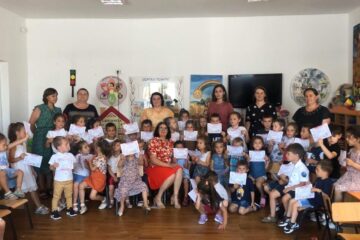 60 de preșcolari care în pandemie nu au avut acces la educație au participat la „Grădinița de vară”, organizată la Cajvana