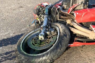 Doi tineri pe motocicletă, răniți în accidente și cu dosare penale pentru infracțiuni rutiere