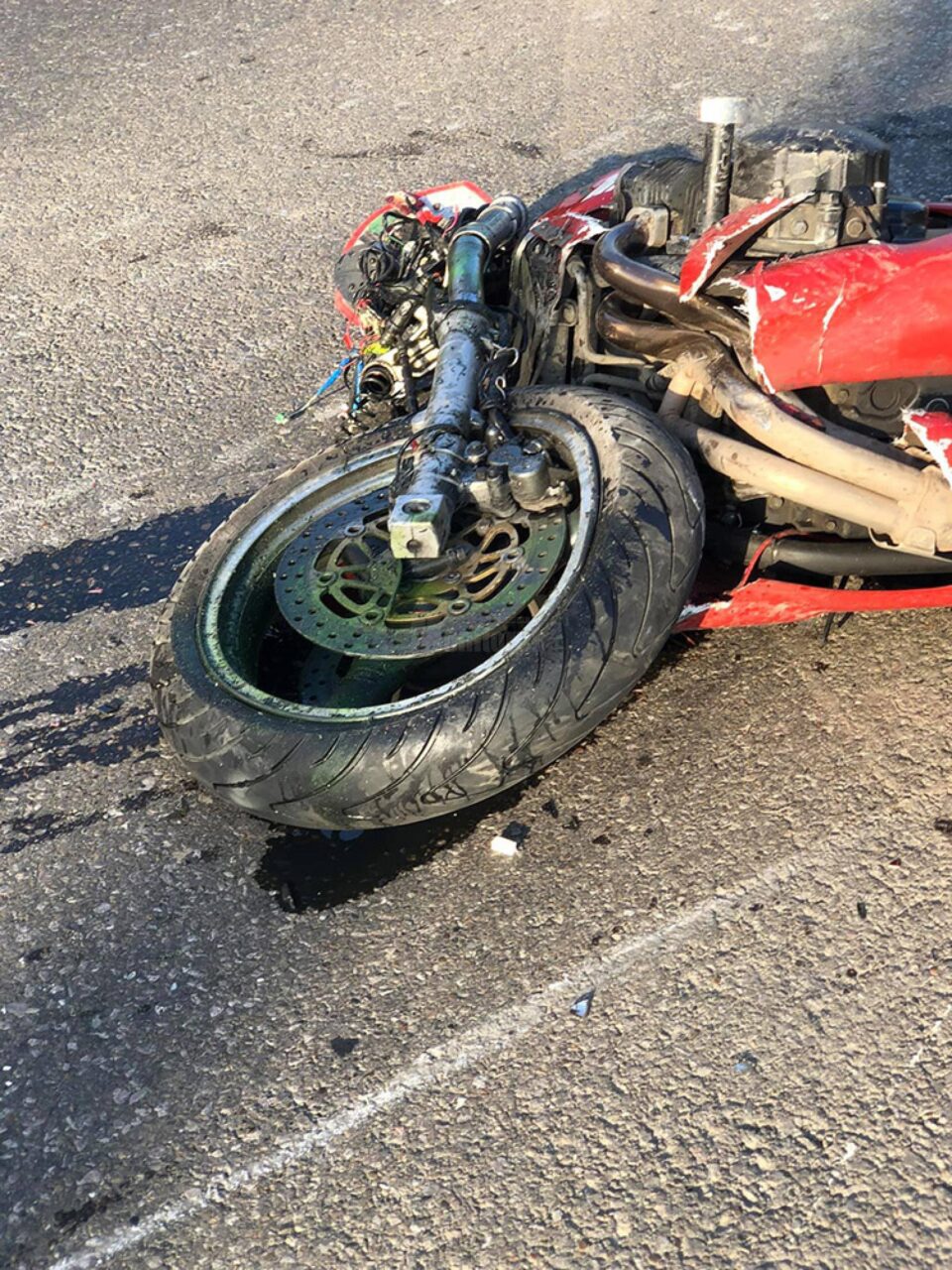 Doi tineri pe motocicletă, răniți în accidente și cu dosare penale pentru infracțiuni rutiere