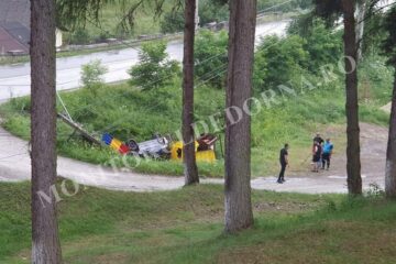 A scăpat ușor după ce a rupt un stâlp cu mașina și s-a răsturnat