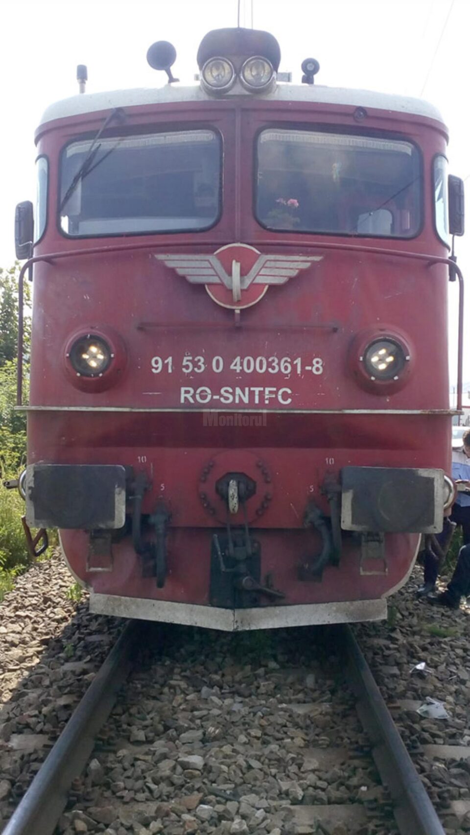 Microbuz acroșat de tren, la Gura Humorului