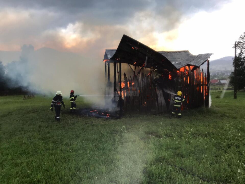 Incendiul de la fânarul aflat în câmp nu a pus in pericol alte bunuri