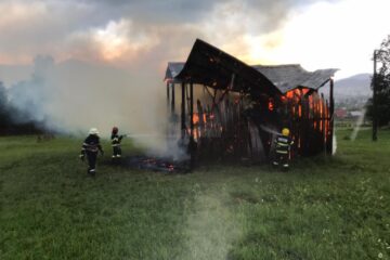 Incendiul de la fânarul aflat în câmp nu a pus in pericol alte bunuri