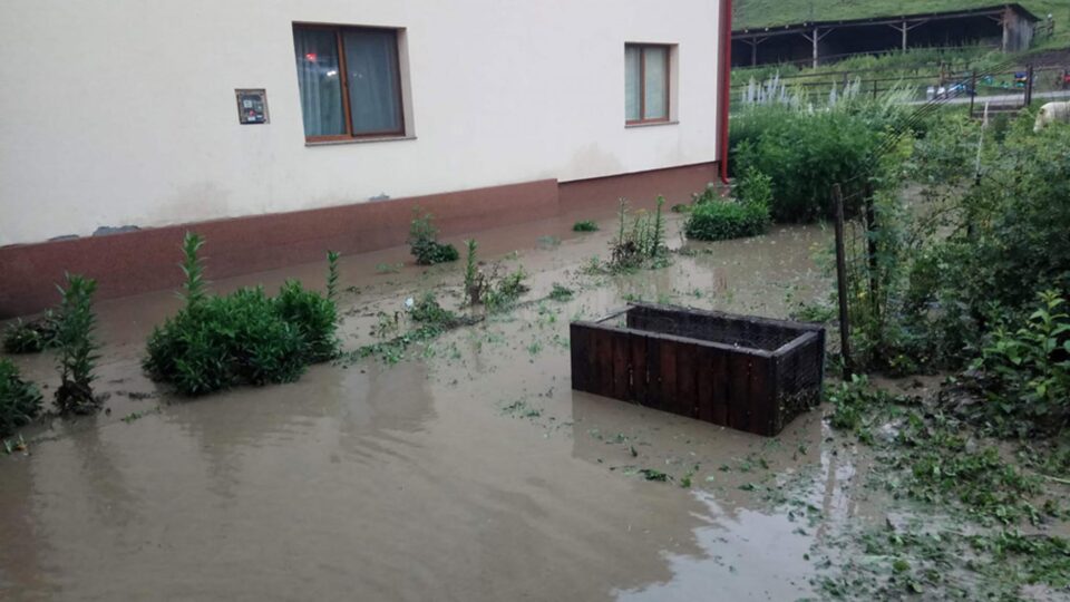 Gospodării inundate, drumuri blocate, poduri și podețe distruse, în zona Ocolului Silvic Breaza