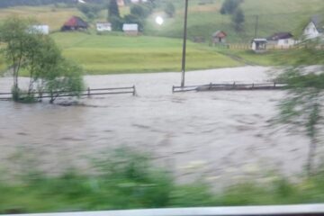 Oamenii s-au trezit cu râuri învolburate, negre de mizerii care le trec pe la poartă sau chiar prin curte și casă