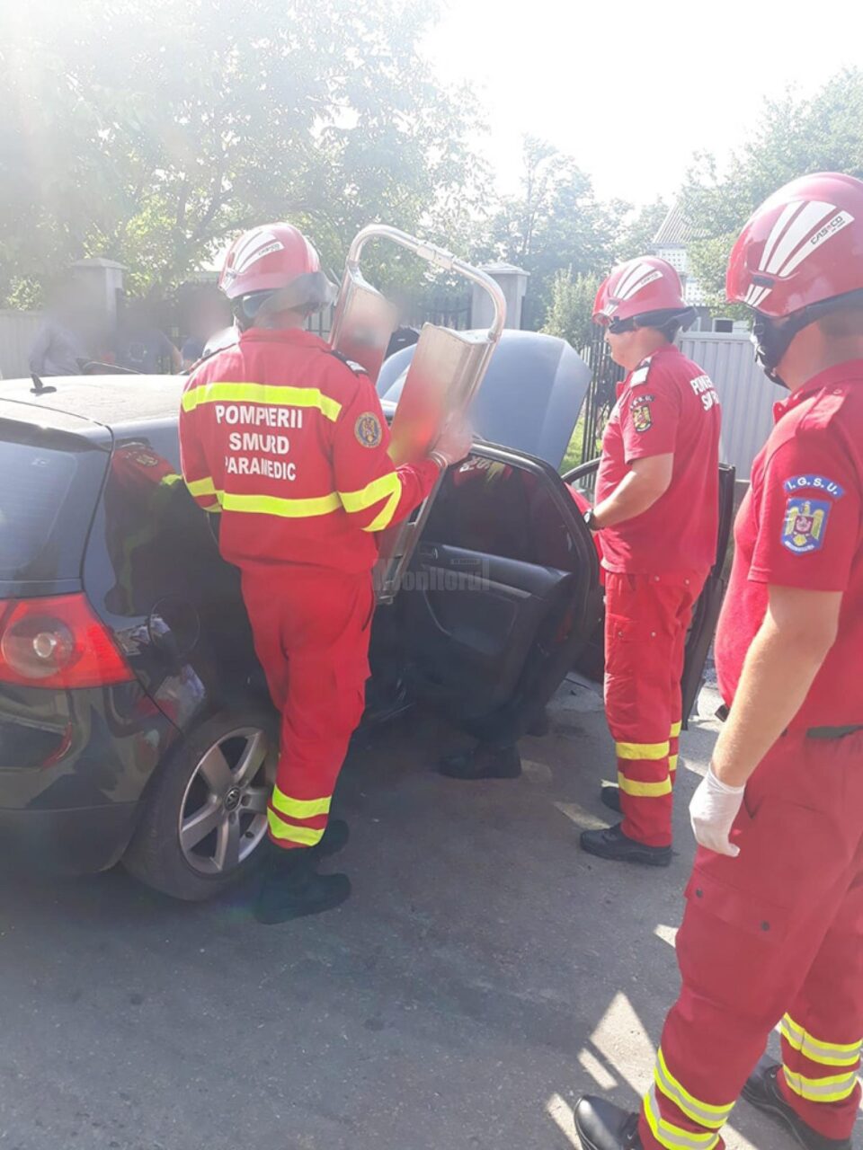 Un tânăr a intrat violent cu mașina într-un cap de pod
