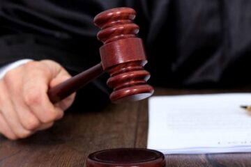 Ani grei de pușcărie pentru tânărul care și-a lovit unchiul cu mașina și l-a transportat acasă pentru a înscena o moarte patologică