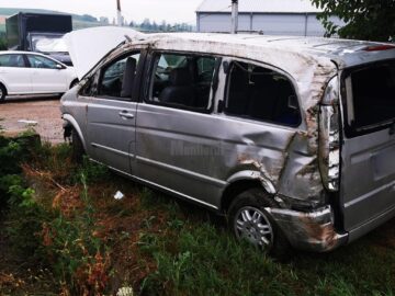 Cele două mașini implicate în accident