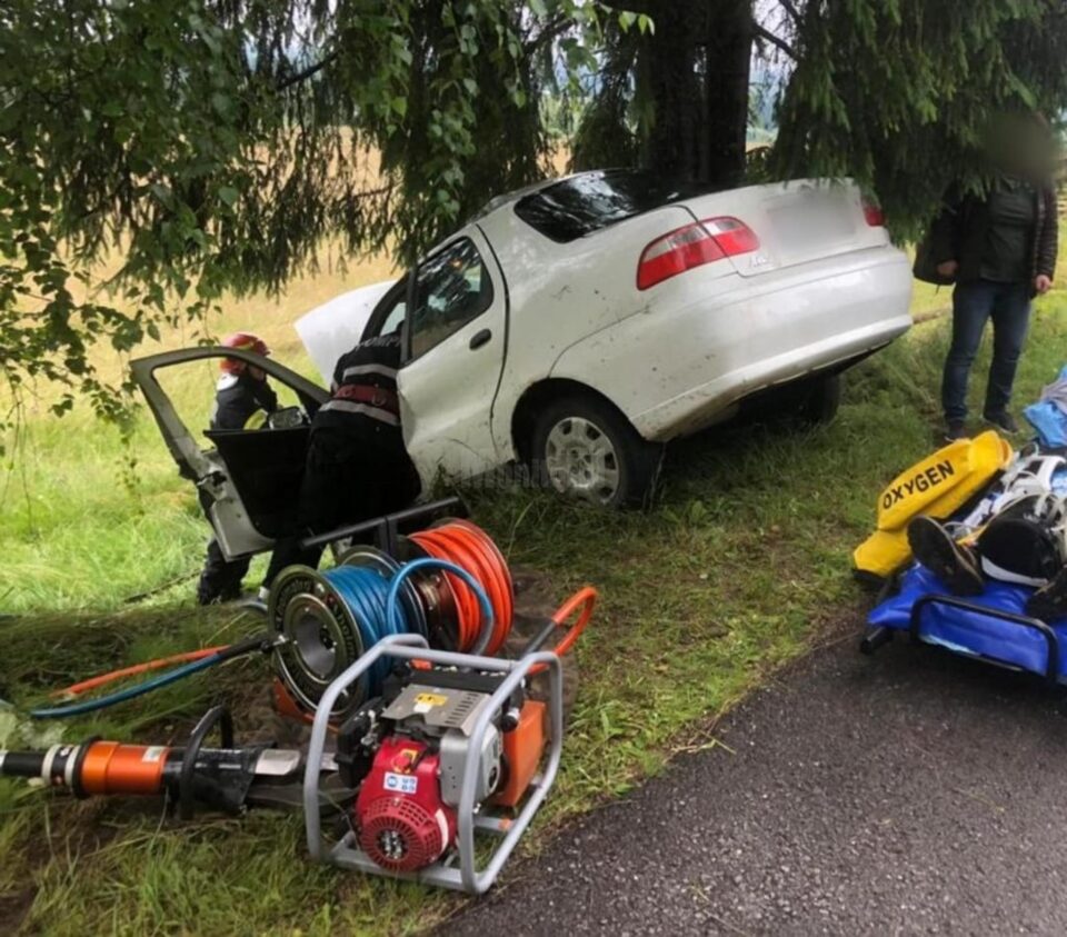 Șoferul a fost extras din mașină de pompierii militari