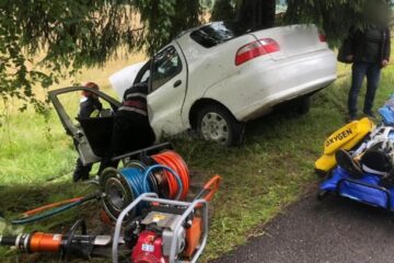 Șoferul a fost extras din mașină de pompierii militari