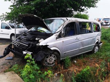 Cele două mașini implicate în accident