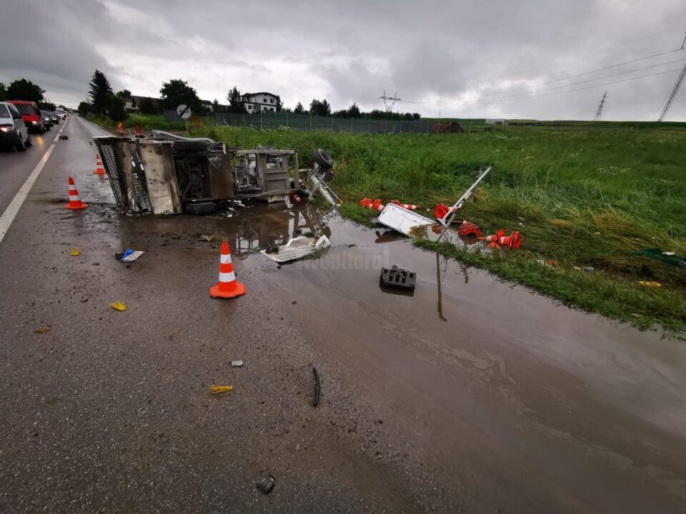 O mașină de la „marcaje rutiere” și un tir, implicate într-un nou accident, la Cumpărătura O mașină de la „marcaje rutiere” și un tir, implicate într-un nou accident, la Cumpărătura