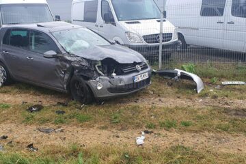 Cele două mașini implicate în accident