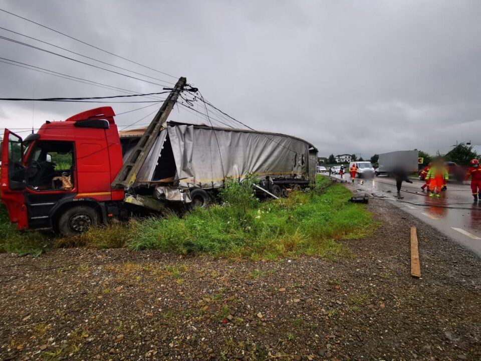 O mașină de la „marcaje rutiere” și un tir, implicate într-un nou accident, la Cumpărătura
